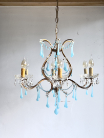 Mooie oude Italiaanse chandelier met azuurblauwe glazen druppels