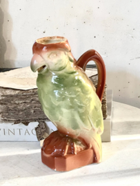 Oude barbotine schenkkan   -papagaai-