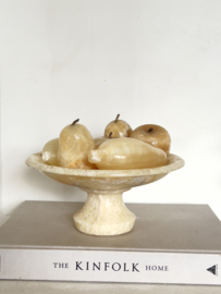 Marmeren fruitschaal gevuld met fruit