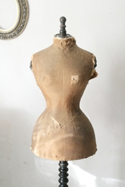 Antieke shabby wespentaille mannequin