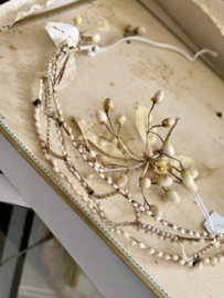 Antieke franse bruidsdoos met tiara en corsages