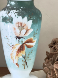Opaline handbeschilderde vaas