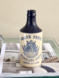 Antiek steengoed kruikje ‘ Grape Fruit Sparkling Drink’