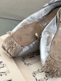 Klassieke vintage spitsen in vaalblauw