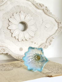 Oude mondgeblazen bloem azuurblauw