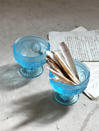 Azuurblauw schaaltje op voetje
