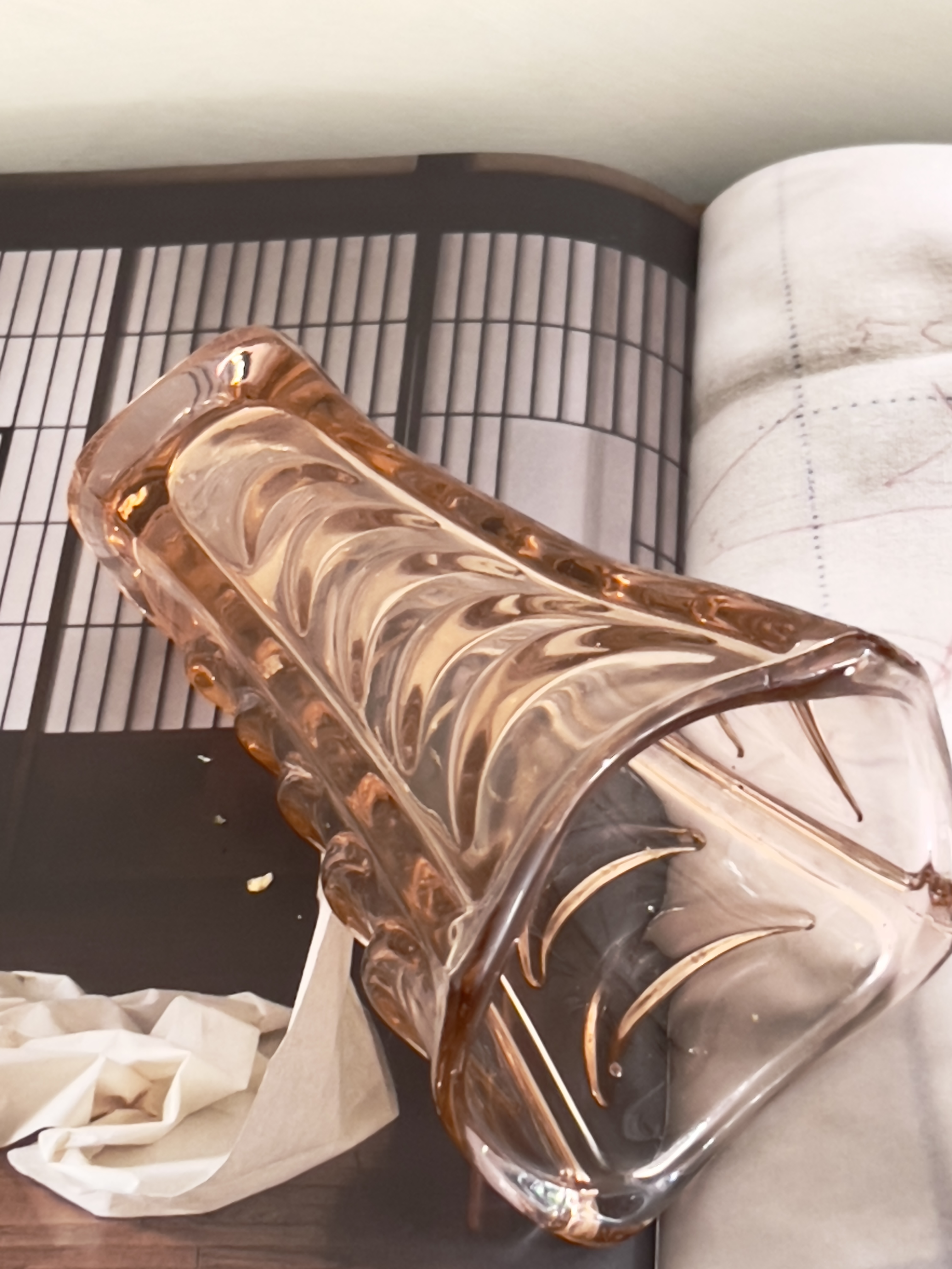 Hut vase drapery