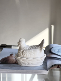 Keramiek kipje op nest