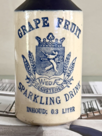 Antiek steengoed kruikje ‘ Grape Fruit Sparkling Drink’