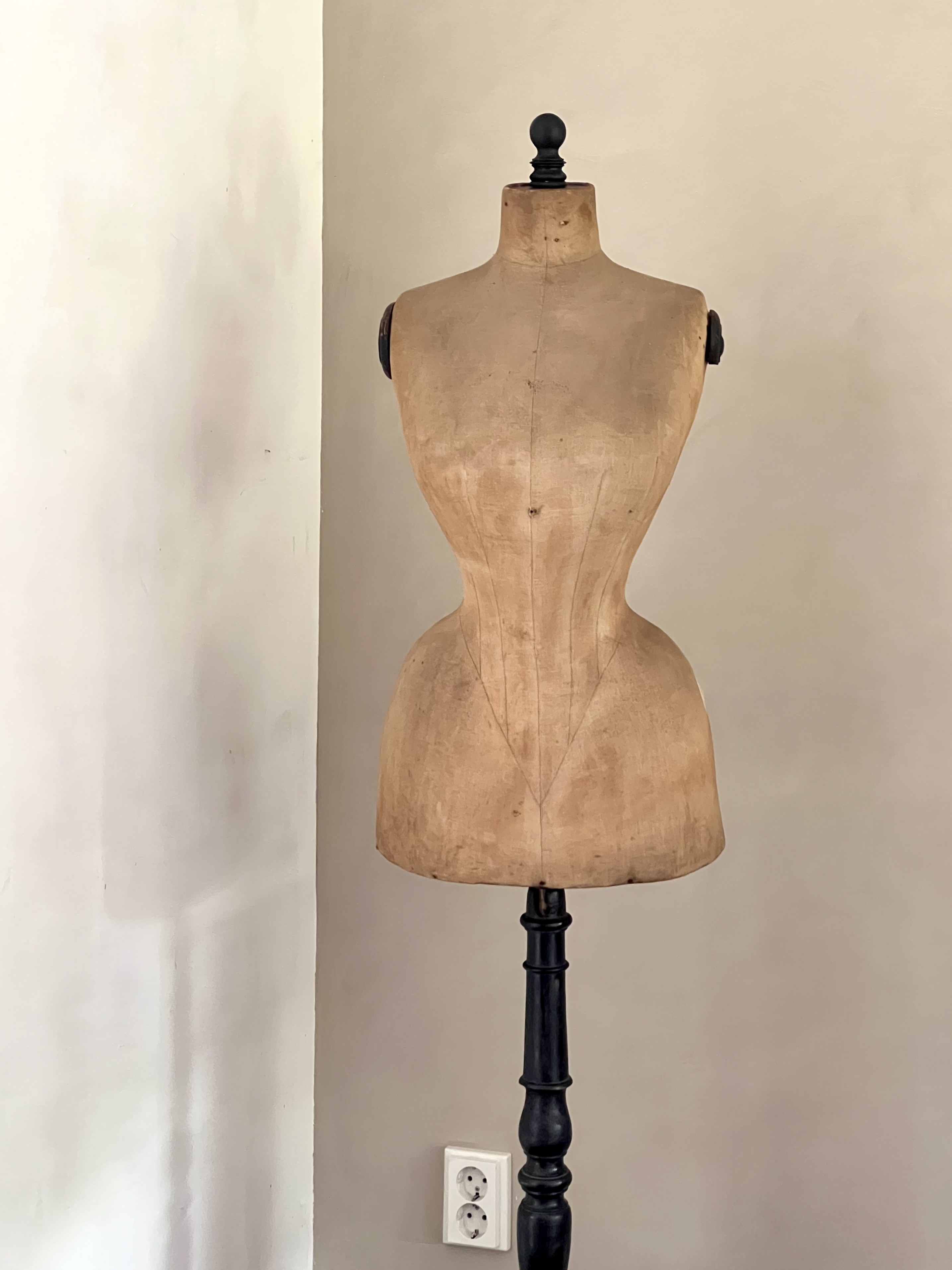 - Meubels en paspoppen/ Furniture & mannequins