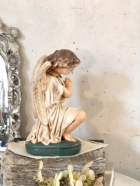 Kneeling angel