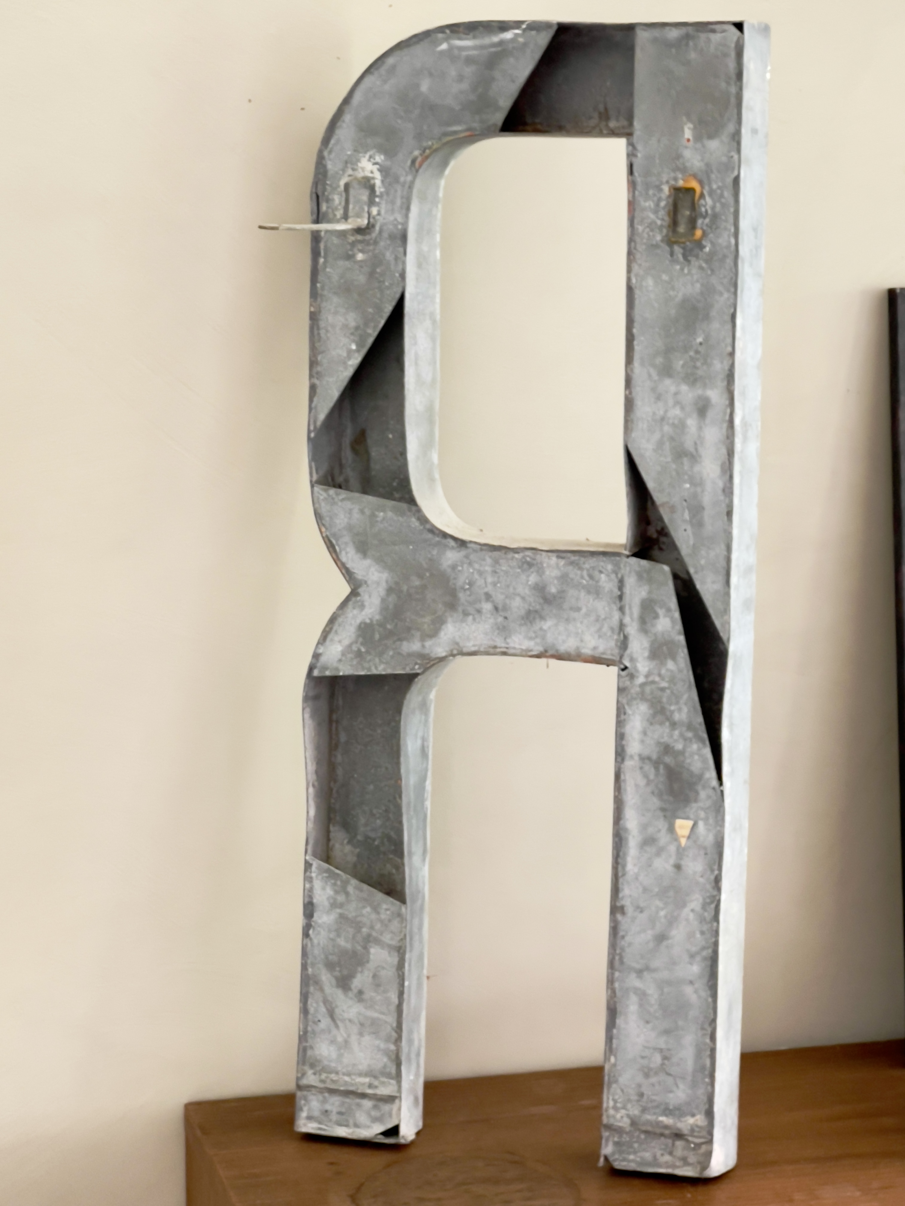 Old shop letter R