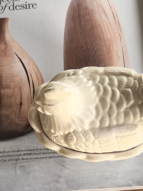 Keramiek kipje op nest