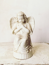Knielend engeltje/ Kneeling angel
