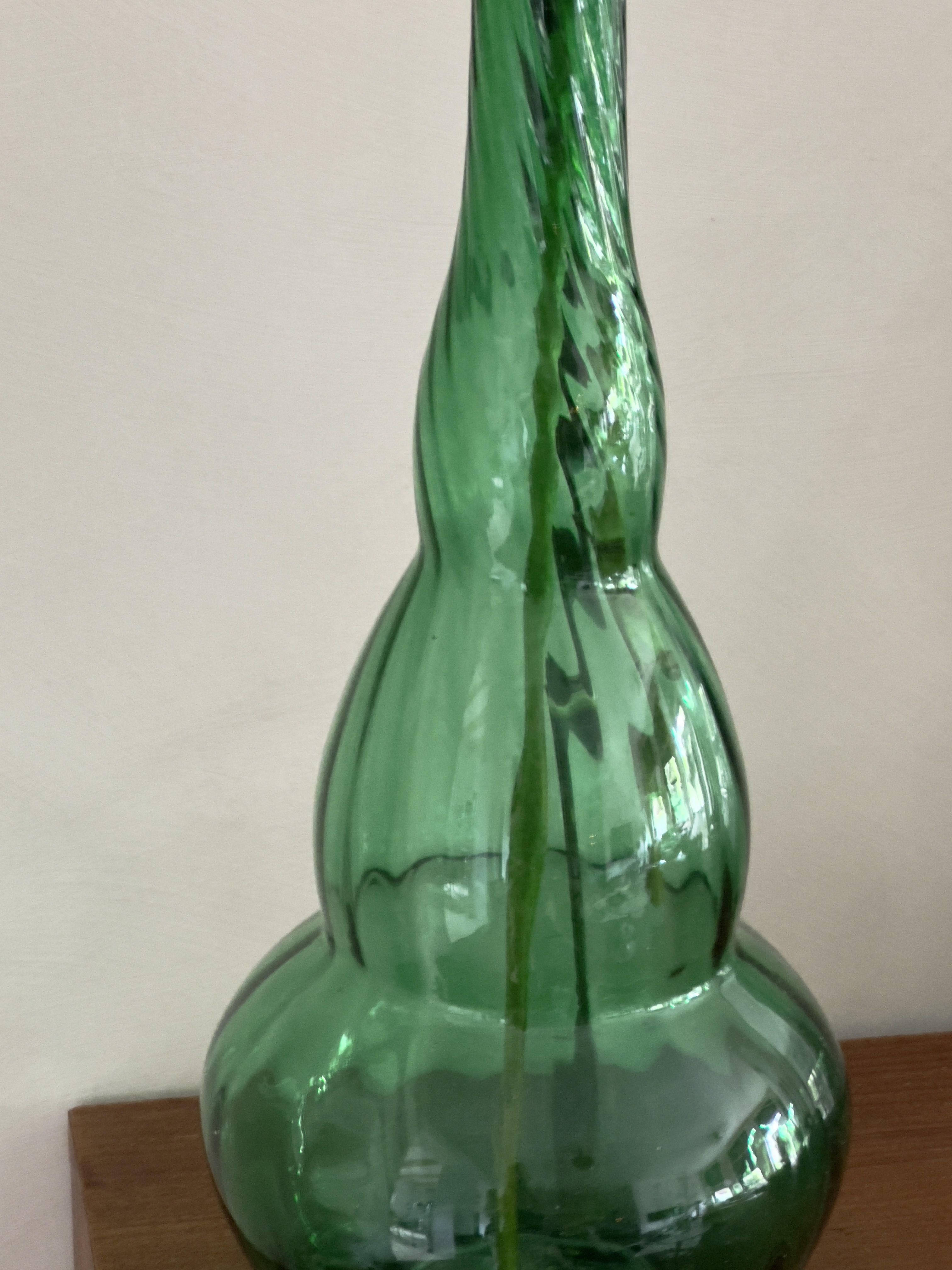 Hoge groene glazen vaas