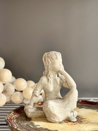 Lief ornament ‘ mijmerend meisje’