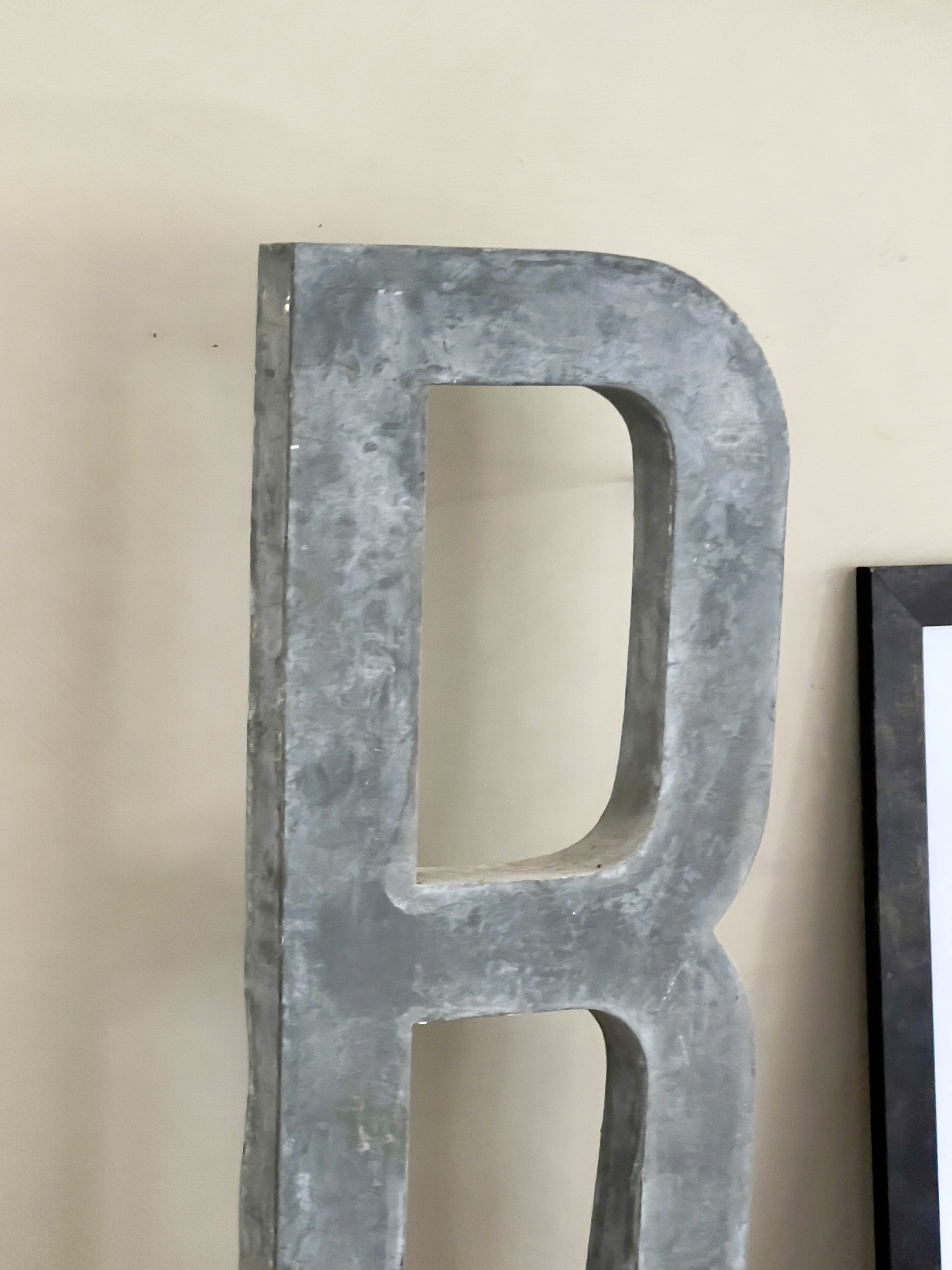 Old shop letter R