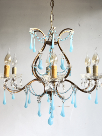Mooie oude Italiaanse chandelier met azuurblauwe glazen druppels