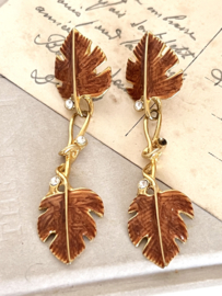 Monochrome earrings leaves