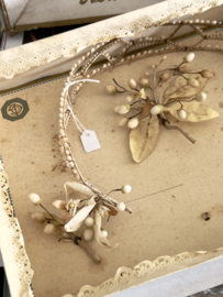 Antieke franse bruidsdoos met tiara en corsages