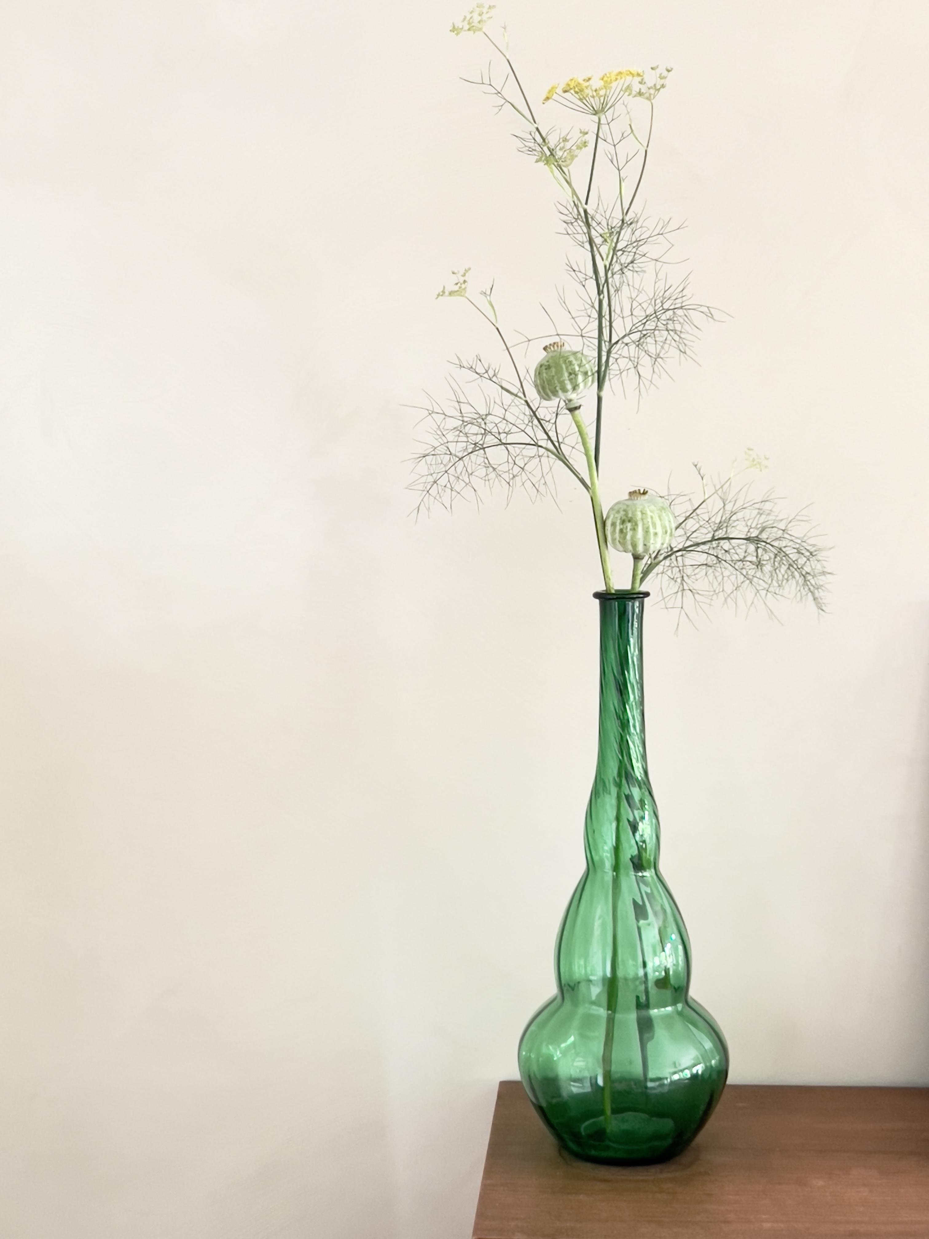 Hoge groene glazen vaas