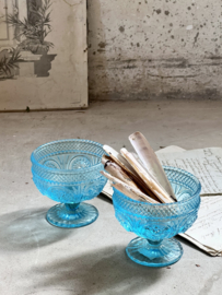 Azuurblauw schaaltje op voetje