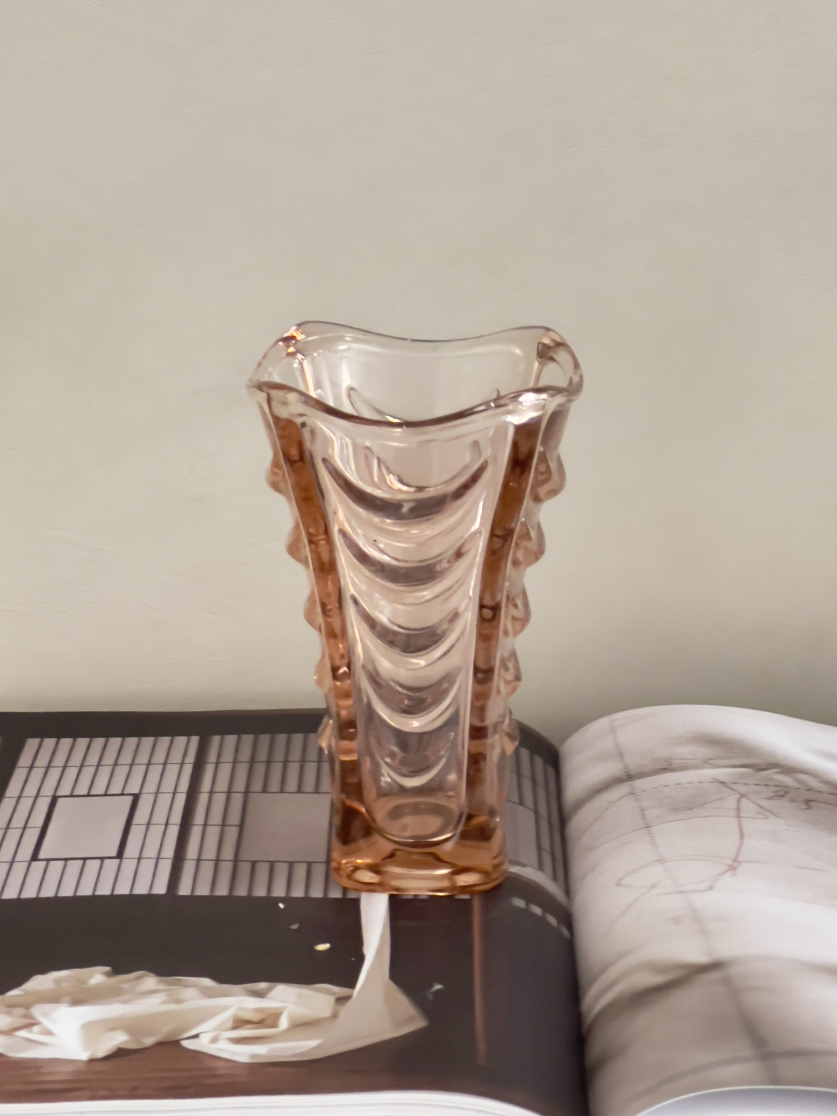 Hut vase drapery