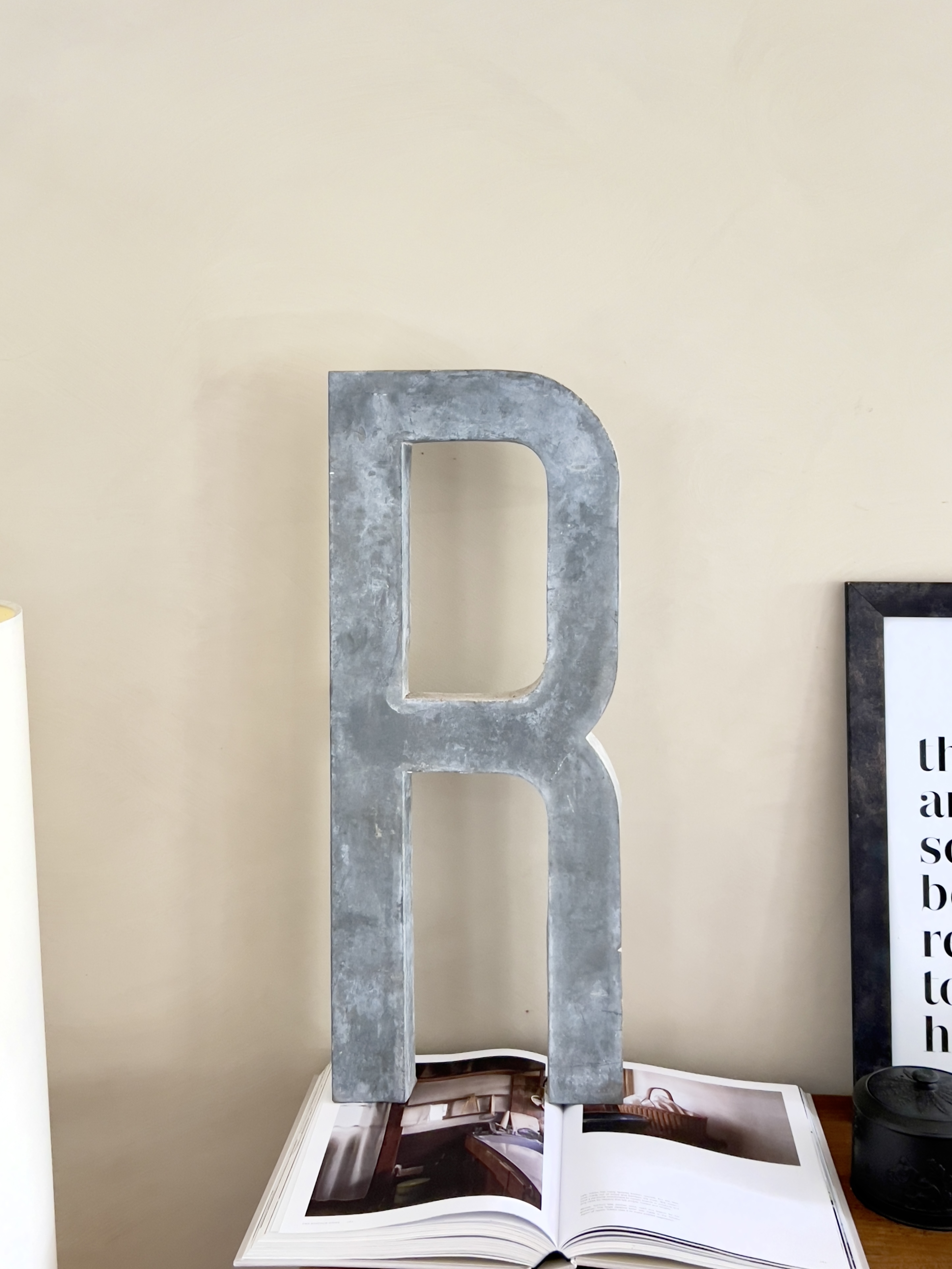 Oude zinken reclame lette/ gevel letter R