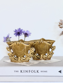 2 kleine okergele majolica vaasjes
