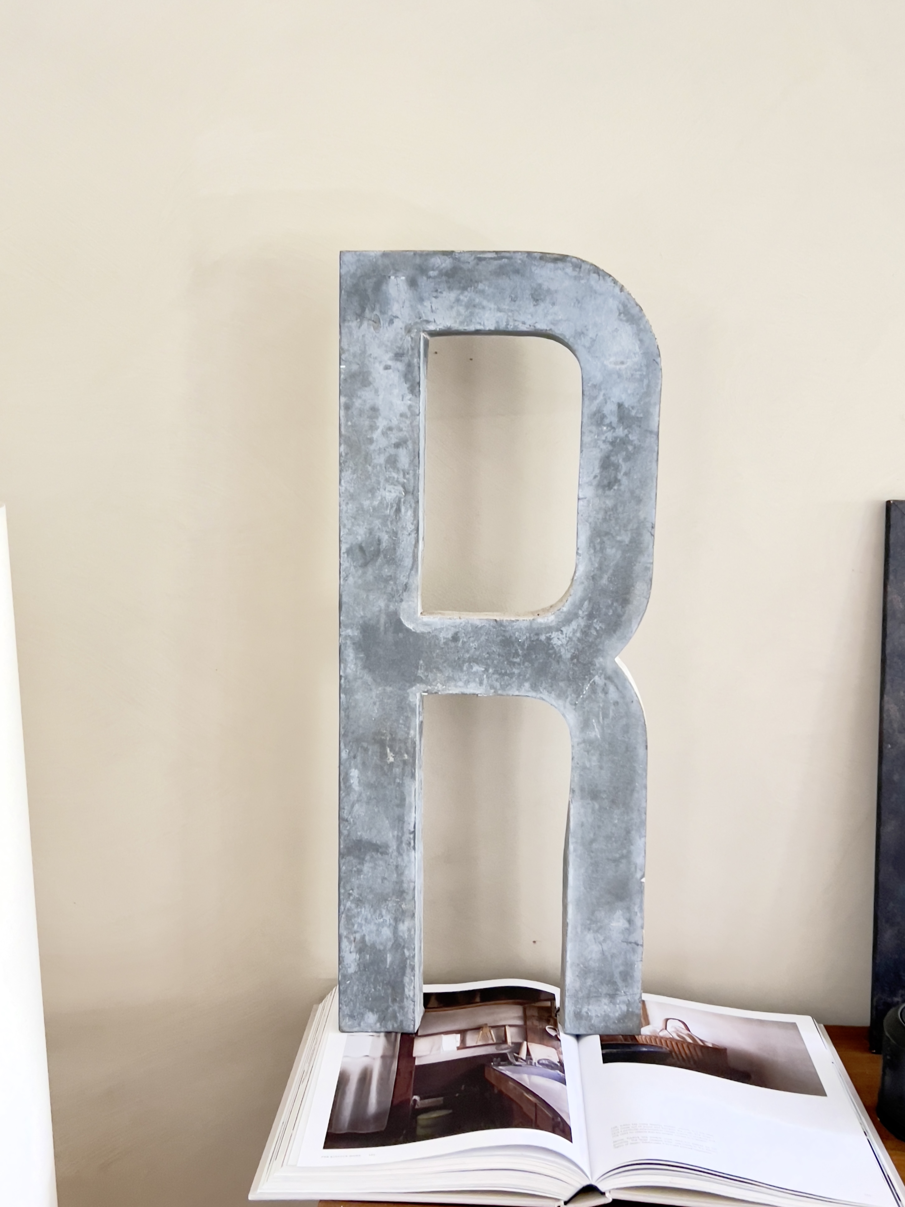 Old shop letter R