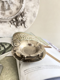 Oud theezeefje met schoteltje