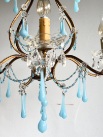 Mooie oude Italiaanse chandelier met azuurblauwe glazen druppels