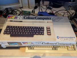 Commodore VIC 20 in doos met voeding