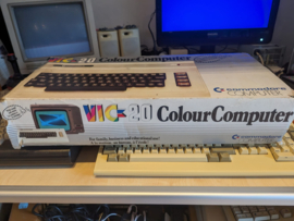 Commodore VIC 20 in doos met voeding