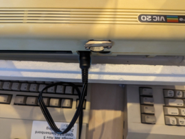 Commodore VIC 20 in doos met voeding