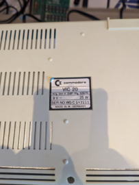 Commodore VIC 20 in doos met voeding