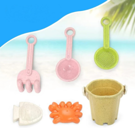 Donkere pop met strand speelgoed, zand speelgoed