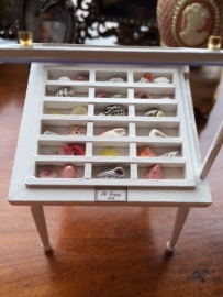 Klosjeskast met schelpen van Maria