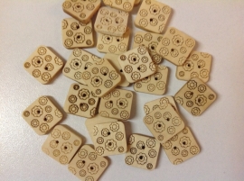 Vierkant houten knoopje 15 mm per stuk € 0,08