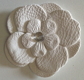 Imitatieleren bloem met strass  65 mm Wit