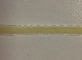 Zacht geel fluweelband € 0.20 per meter