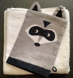 Wasbeer samen met handdoek