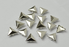 Studs triangel  16 mm 30 voor € 2,50