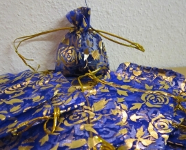 Blauw   Donkerblauw met gouden roosjes