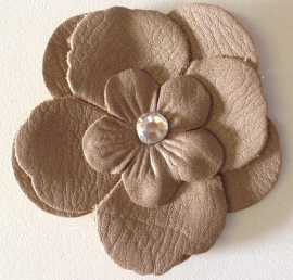 Imitatieleren bloem met strass  65 mm  Beige