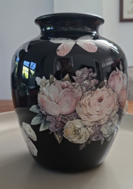 Kleine zwarte vaas met bloemen