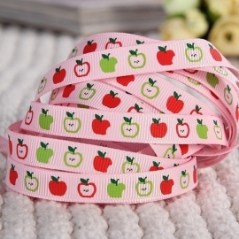 Roze met appeltjes 10 mm per 90 cm. € 0,90
