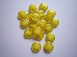 Geel met een wit bloemetje 15 mm