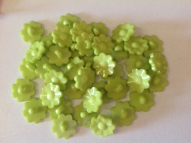 Lime groen bloemetje. 16 mm per stuk € 0,10