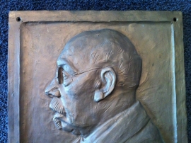 Bronzen plaquette met relief portret van dhr W Fenenga